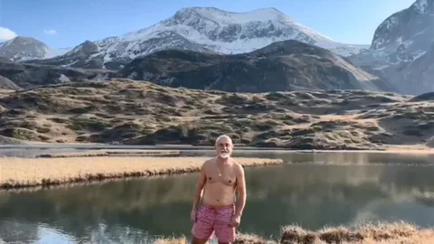 Artvin'de Dağcı Soğuk Suda Yüzdü