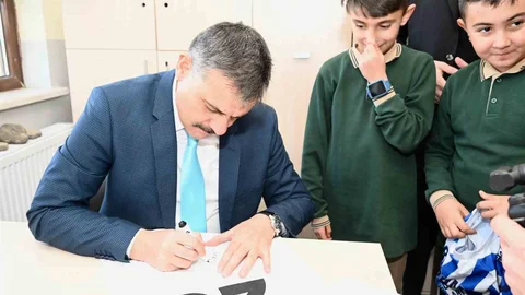 Erzurum'da Vali Çiftçi'ye Forma İmzalatma Sürprizi