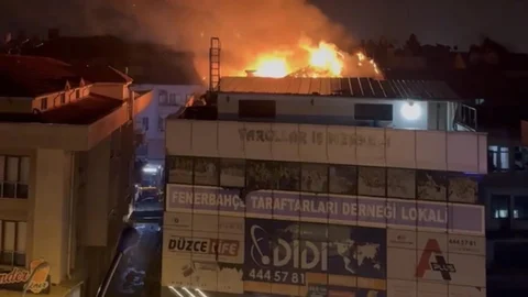 Düzce'de Çatı Yangını Korkuttu