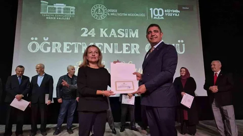 Düzce'de Emekli Öğretmenlere Ödül Verildi