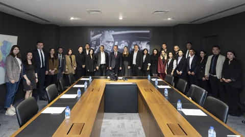 Mersin Büyükşehir’in Öğretmenlerinden Seçer’e Anlamlı Ziyaret: Vahap Seçer’den Öğretmenlere Atatürk’lü Kutlama