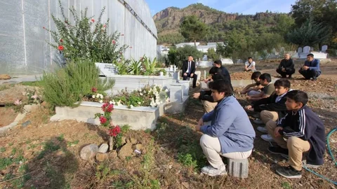 Bozyazı’nın Sevilen Edebiyat Öğretmeni Ahmet Şahin, Öğretmenler Günü’nde Kabri Başında Öğrenci ve Meslektaşlarının Gözyaşlarıyla Anıldı