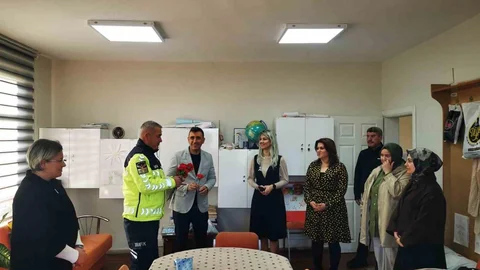 Karacabey'de Jandarmadan Öğretmenler Günü Kutlaması