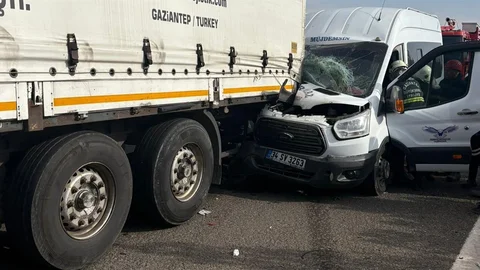 Gaziantep’te Minibüs Tırla Çarpıştı