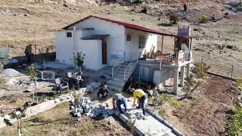 Tarsus Belediyesi’nden Engelli Cihan’a Özel Çözüm: Eve Güvenli Giriş İçin Parke Döşendi