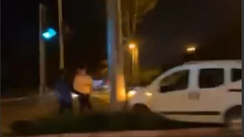 Yoldan Çıktı, Elektrik Direğine Çarparak Durabildi: Tarsus Cezeryeci Kız Anıtı Kavşağı’nda Kaza!