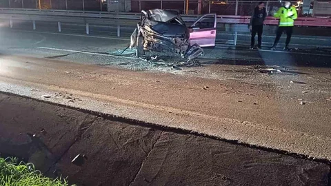 Kocaeli'de Otomobil Bariyerlere Çarptı