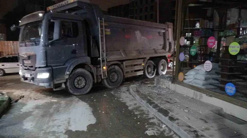 Malatya'da Patlayan Lastik Camları Kırdı