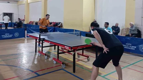 Düzce'de Masa Tenisi Şampiyonları Belirlendi