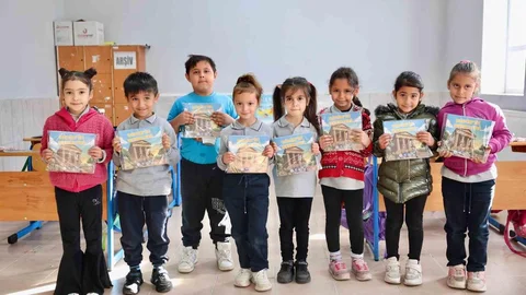 Didim'de Renkli Boyama Kitabı Dağıtıldı