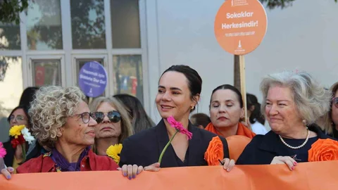 İzmir'de Kadınlardan Turuncu Yürüyüş