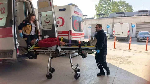 Bursa'da Tır Devrildi, Sürücü Yaralandı