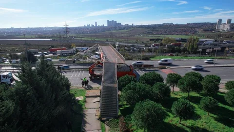 Avcılar'da Tır Üstgeçide Çarptı