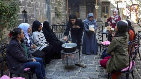 Diyarbakır'da Kadınlar Şifa Karışımlarını Öğreniyor
