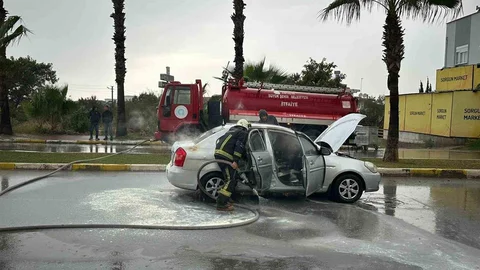 Antalya'da Otomobil Yangını