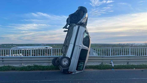 Tekirdağ'da Bariyere Çarpan Araç Dik Durdu