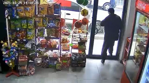 Elazığ'da Cam Kapıya Çarpma Olayı