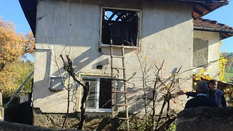 Tavşanlı'da Ahşap Ev Yandı