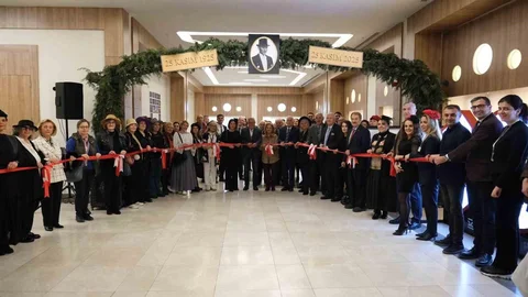 Cumhuriyet Şapkaları Sergisi İstanbul'da Açıldı