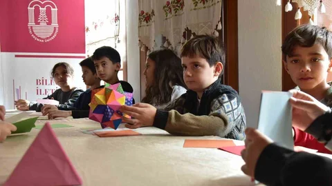 Çocuklar Origami ile Geometrik Şekiller Yaratıyor