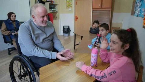 Samsun'da Tekerlekli Sandalyeli Öğretmen Rehberlik Yapıyor