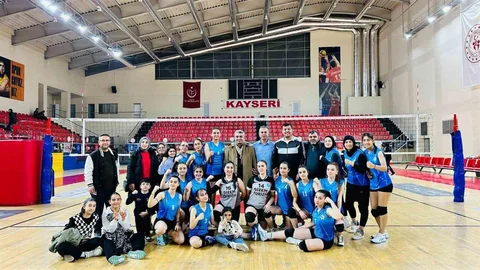 Tomarza Belediyespor Kız Voleybol Takımı Galip Geldi