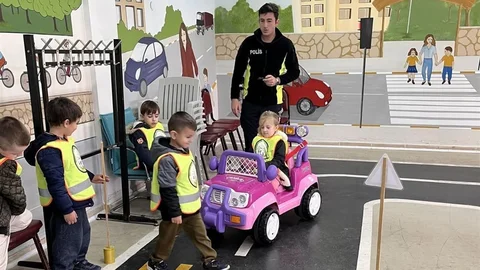 Minik Öğrencilere Trafik Eğitimi Verildi