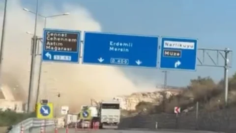 Narlıkuyu Otoyol Bağlantı Yolunda Kontrollü Patlatma: Trafik Kısa Süre Durdu
