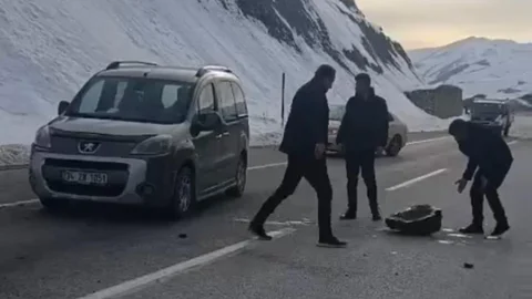 Yüksekova'da Karayoluna Düşen Kaya Parçaları