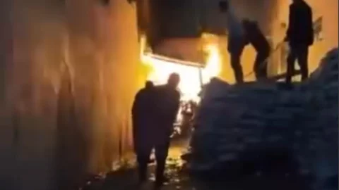 Mezitli Tepeköy İlkokulu’nda Korkutan Yangın: Vatandaşlar Zirai İlaç Tankerleriyle Alevlerin Arasına Daldı!