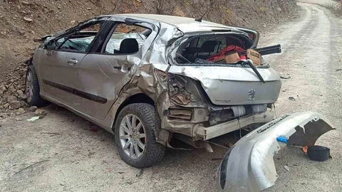 Gümüşhane'de Uçuruma Yuvarlanan Otomobil