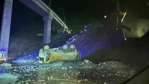 Bilecik'te Kamyon Devrildi, Sürücü Ağır Yaralandı