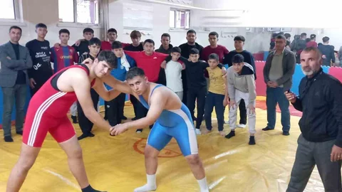 Develi'de Liselerarası Güreş Müsabakaları Yapıldı