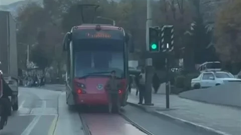 Bursa'da Tehlikeli Tramvay Yolculuğu
