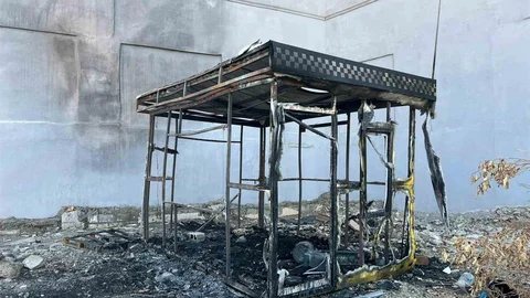 Hatay'da Yanan Taksi Kulübesi