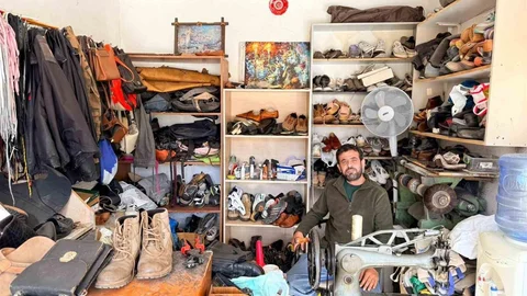 Datça'da Ayakkabı Tamirciliği Yapıyor