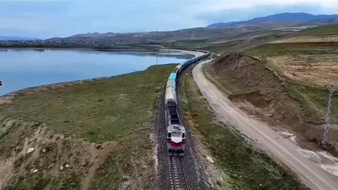 Van'da Yük Treni Göl Kıyısında