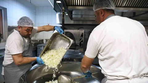 Alanya Aşevi İhtiyaç Sahiplerine Sıcak Yemek Sunuyor