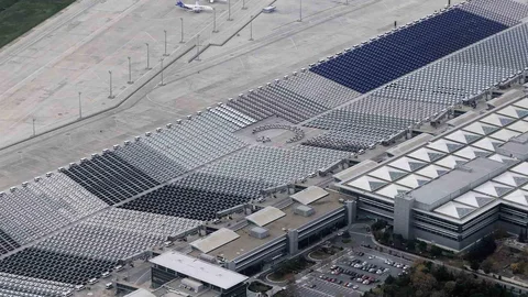 Atatürk Havalimanı'nda Teslimat İçin Araçlar Sıralandı