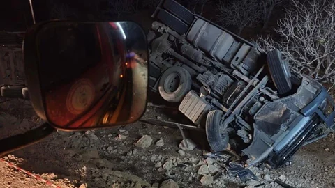 Şanlıurfa'da Tır Devrildi, Sürücü Hayatını Kaybetti