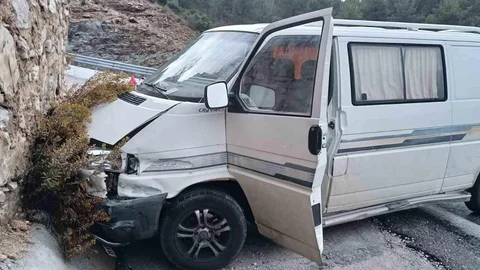 Antalya'da İstinat Duvarına Çarpan Araçta Yaralı Var