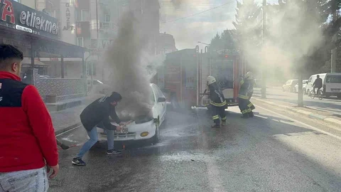 Konya'da Seyir Halindeki Otomobilde Yangın Çıktı