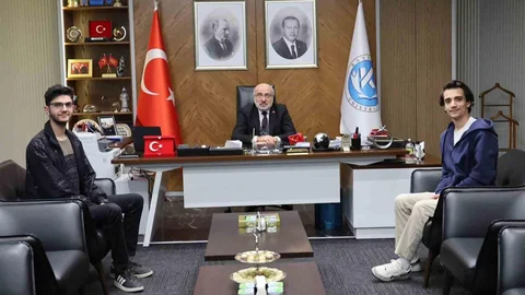Kayseri'de Öğrenciler Rektörü Ziyaret Etti