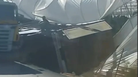OSB Yolu Üzerinde Kamyon, Plastik Seranın Üstüne Yattı!