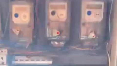 Güneykent'te Elektrik Panosu Yangını Paniğe Yol Açtı: İtfaiye Hızla Müdahale Etti