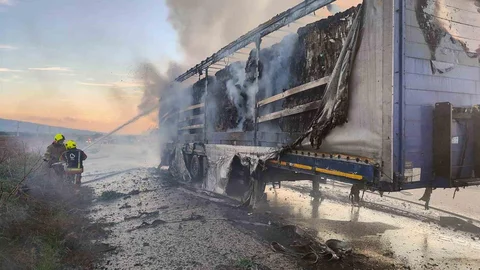 Balıkesir'de Tır Dorsesinde Yangın Çıktı