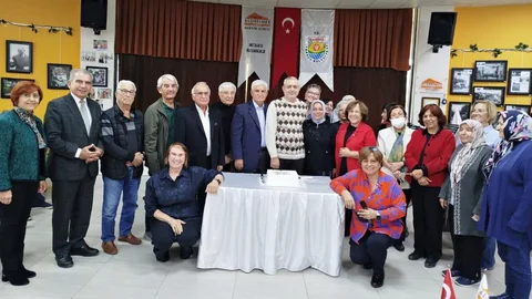 Unutulmayan Nağmeler Korosu'nun Koristlerine Öğretmenler Günü Sürprizi