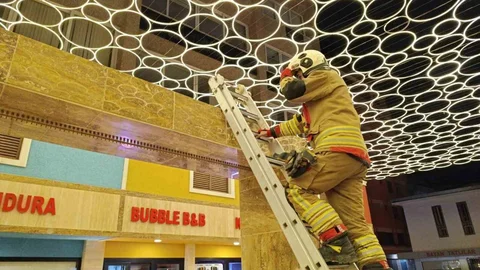 Hatay'da Sıkışan Kedi Kurtarıldı