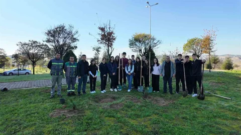 Çayırova'da Öğrenciler Fidan Dikti