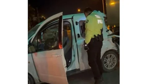 Tarsus'ta Kamyon İle Hafif Ticari Çarpıştı: Yaralılar Var